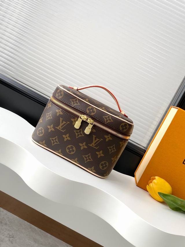 工厂P价 M44495老花 顶级原单 独家背景实拍 Nice 迷你化妆包以柔软的 Monogram 帆布造就精巧身形，搭配放平即可释放空间的皮革手柄，在容纳洗漱