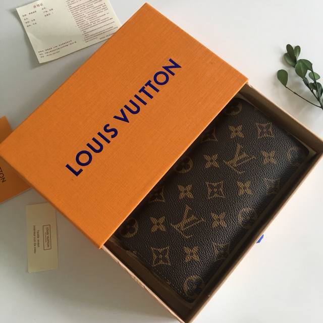 工厂P价 M66540顶级海外原单 专柜货 本产品附带二维码可链接官网售价，采用全进口皮料，欧牙拉链。计灵感源自手袋，此款柔软而娇美的钱夹是帆布与柔软小牛皮的完