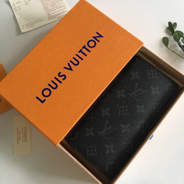 工厂P价 M61967、海外顶级原单货、尺寸10*19、本产品附带二维码可链接官网售价，由全新黑灰色标志性Monogram Eclipse帆布裁制而成，此款风格