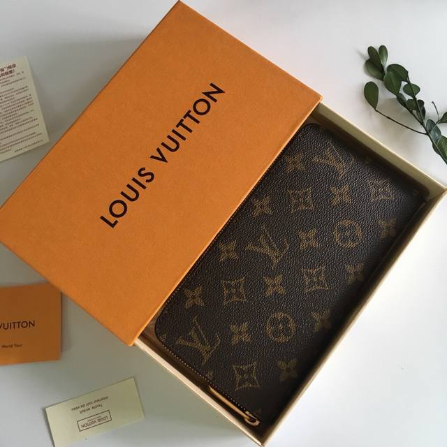 工厂P价 M60017 42616 顶级海外原单 正品复刻 本产品附带二维码可链接官网售价，这款设计实用的Monogram帆布皮夹以拉链开合，可装纸币，零钱和证