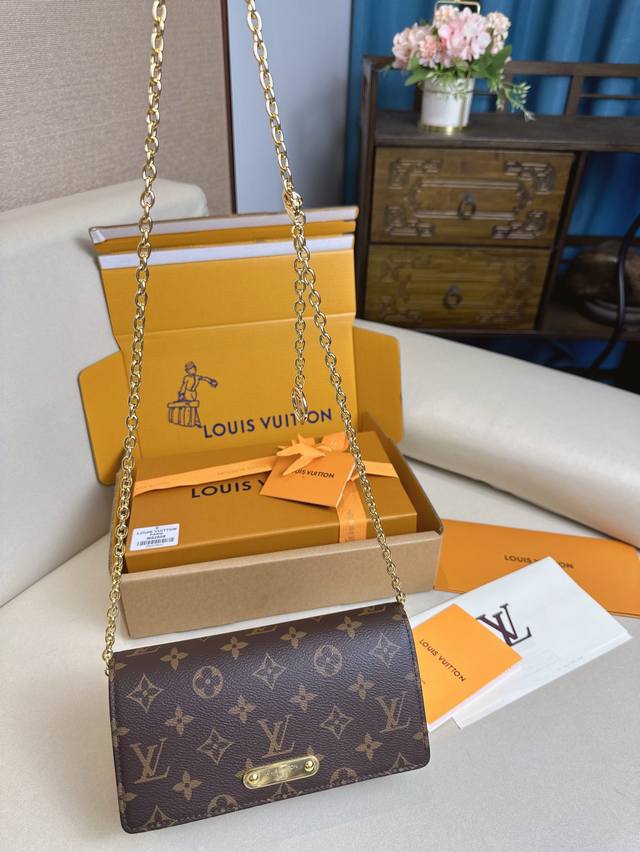 M82509 原单 链条包Woc系列 Lily Woc 手袋 Monogram帆布链状Lily钱夹结合了时尚的长方形和微妙的复古外观。翻盖采用金色饰板，饰有铆钉