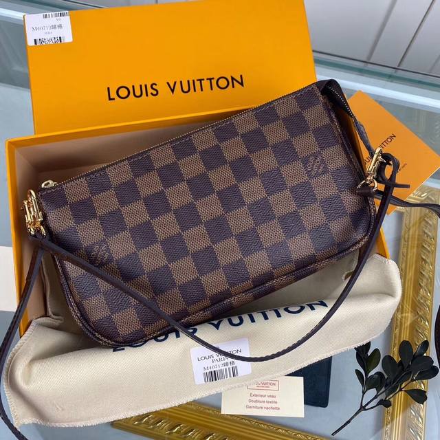 工厂P价 顶级原单 型号:N51980 M40712 咖啡格 Damier Azur 帆布使造型经典的配饰包更加亮丽迷人。比原版设计略大,可轻松容纳 Zippy 工厂P价 顶级原单 型号:N51980 M40712 咖啡格 Damier Azur 帆布使造型经典的配饰包更加亮丽迷人。比原版设计略大,可轻松容纳 Zippy