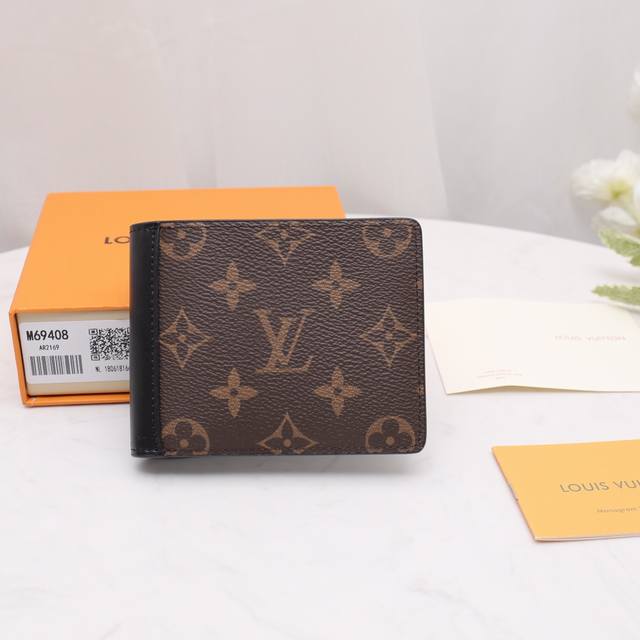 M69408 老花 短款钱包 本款 Multiple 钱夹以 Monogram Macassar 材质再现纤薄设计，在容纳纸币、信用卡、名片、票据等物的同时可收