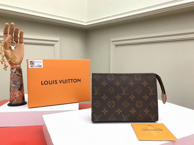 工厂P价 顶级原单 M47544中号Monogram帆布盥洗袋，衬里采用可水洗质料制造，可轻易放入手袋中。尺寸:19.0X15.0X6.0Cm， 包装:配包装盒