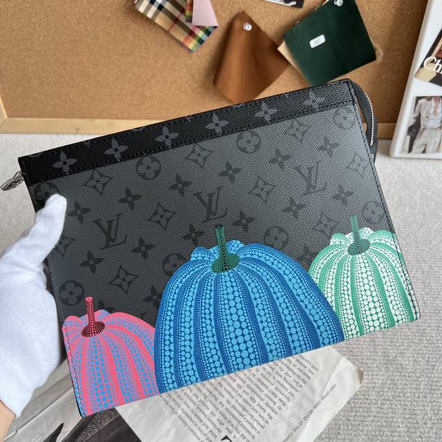 工厂P价 M81973兰瓜包。顶级原单.此款小巧而时髦Pochette Voyage中号手包,功能多样,既可作为旅行袋放于包中,亦可持于手中,展现时尚风格。宽敞 工厂P价 M81973兰瓜包。顶级原单.此款小巧而时髦Pochette Voyage中号手包,功能多样,既可作为旅行袋放于包中,亦可持于手中,展现时尚风格。宽敞