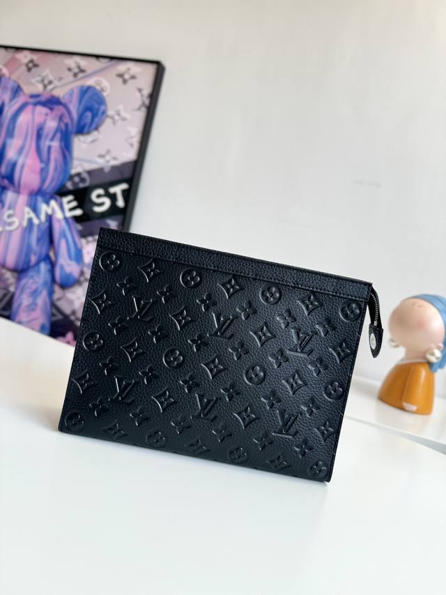 海外原单M61692荔枝纹独家实拍！此款小巧而时髦Pochette Voyage中号手包取材 Taga 荔枝纹牛皮，功能多样，既可作为旅行袋放于包中，亦可持于手