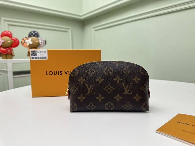工厂P价 顶级原单 M47515化妆包小号这款小巧的化妆包以Monogram 帆布制造，可轻易放入手袋内。圆形袋身配平面袋底的设计，方便取放化妆用品。尺寸: 1