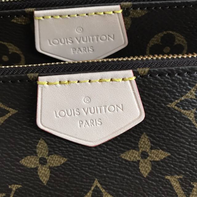 工厂P价 M44840克 顶级原单对版 M44813三件套手袋以Monogram帆布制成的一款小巧轻便的三件套手袋可手提可斜挎，搭配小挂包，一包多用它是你出席任