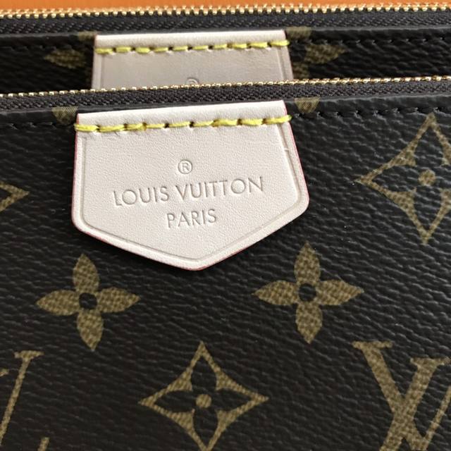 工厂P价 M44840红 顶级原单对版 M44813三件套手袋以Monogram帆布制成的一款小巧轻便的三件套手袋可手提可斜挎,搭配小挂包,一包多用它是你出席任 工厂P价 M44840红 顶级原单对版 M44813三件套手袋以Monogram帆布制成的一款小巧轻便的三件套手袋可手提可斜挎,搭配小挂包,一包多用它是你出席任