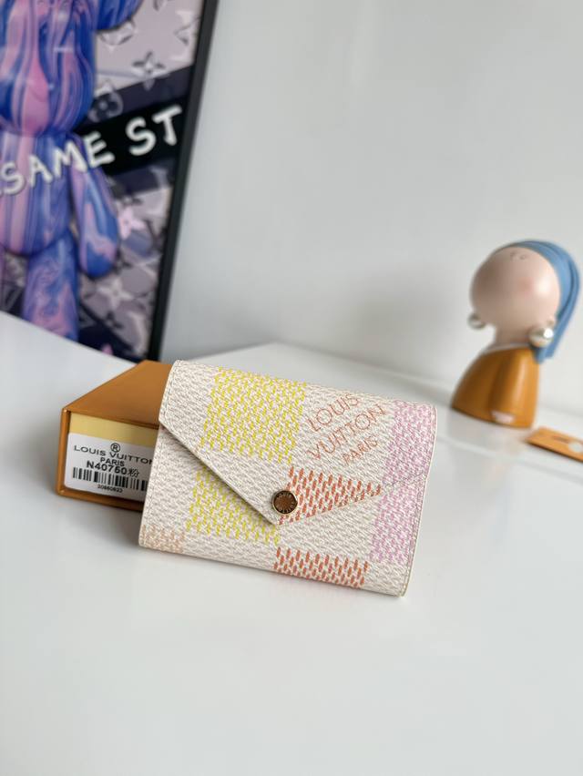 工厂P价 海外原单N40750粉色独家实拍！此款Damiericious”用充满魅力的粉彩风格重新诠释了Damiervicetine画布。以施有刻印的金领的按扣