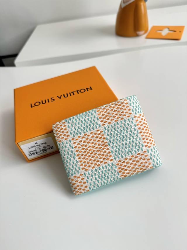 工厂P价 海外原单M40676粉色独家实拍!本款 Multiple 钱夹取材Pharrell Williams的Damier Heritage 涂层帆布,为宽大 工厂P价 海外原单M40676粉色独家实拍!本款 Multiple 钱夹取材Pharrell Williams的Damier Heritage 涂层帆布,为宽大