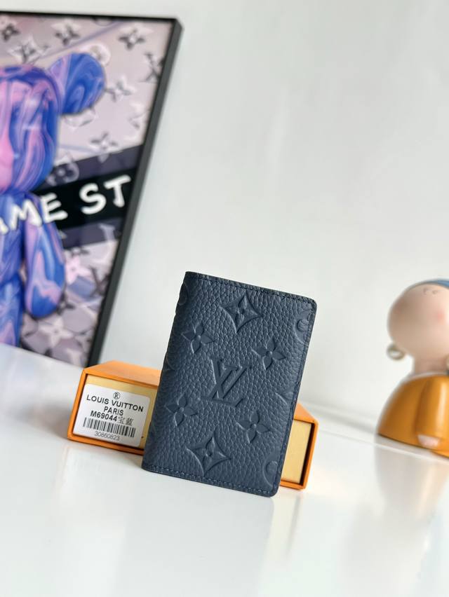 工厂P价 海外原单M69044宝蓝独家实拍！本款口袋钱夹为 Taurillon 皮革压印经典 Monogram 图案。尺寸小巧却容量充裕，内含口袋和卡位等功能性