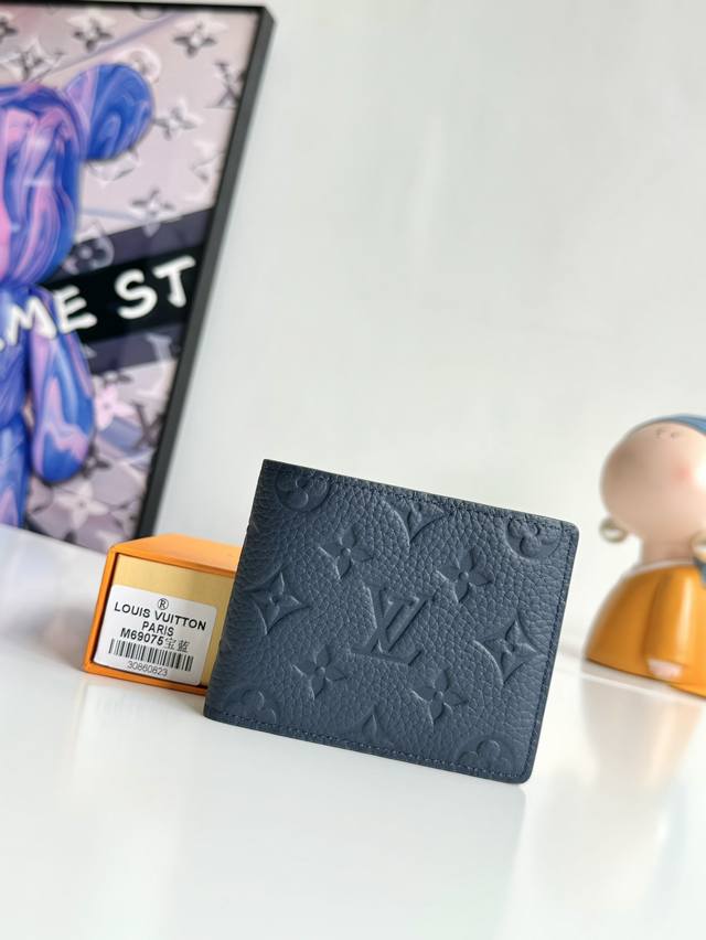 工厂P价 海外原单M69075宝蓝独家实拍！精致柔软的Taurillon皮革是钱夹的理想材质。 这款钱夹外型紧凑，却拥有多个口袋和卡槽，非常实用，可轻松放入任何