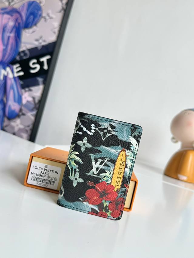 工厂P价 海外原单M61696 冲浪系列宝蓝独家实拍！本款口袋钱夹取材 Monogram Surfin’ 涂层帆布，以热带元素和品牌经典标识交叠缤纷图案，为标志