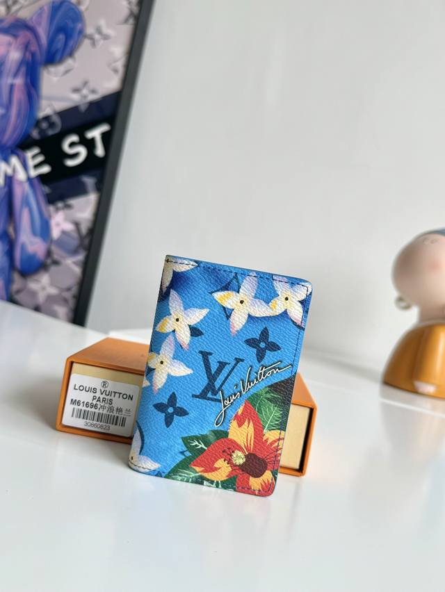 工厂P价 海外原单M61696 冲浪系列艳兰独家实拍！本款口袋钱夹取材 Monogram Surfin’ 涂层帆布，以热带元素和品牌经典标识交叠缤纷图案，为标志