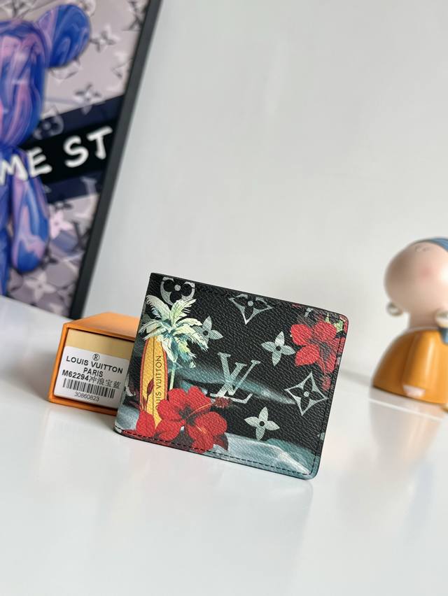 工厂P价 海外原单M62294 冲浪系列宝蓝独家实拍！取材Monogram Surfin’ 涂层帆布，以缤纷热带印花交叠繁复图案，洋溢浓郁夏日气息。此款Slen