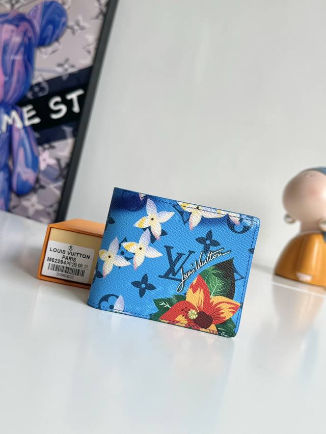 工厂P价 海外原单M62294 冲浪系列艳兰独家实拍！取材Monogram Surfin’ 涂层帆布，以缤纷热带印花交叠繁复图案，洋溢浓郁夏日气息。此款Slen