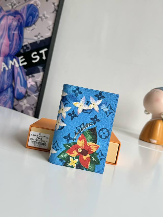 工厂P价 海外原单M64501 冲浪系列艳兰独家实拍！本款护照套取材 Monogram Surfin’ 涂层帆布，以缤纷热带印花交叠繁复图案，洋溢浓郁夏日气息。