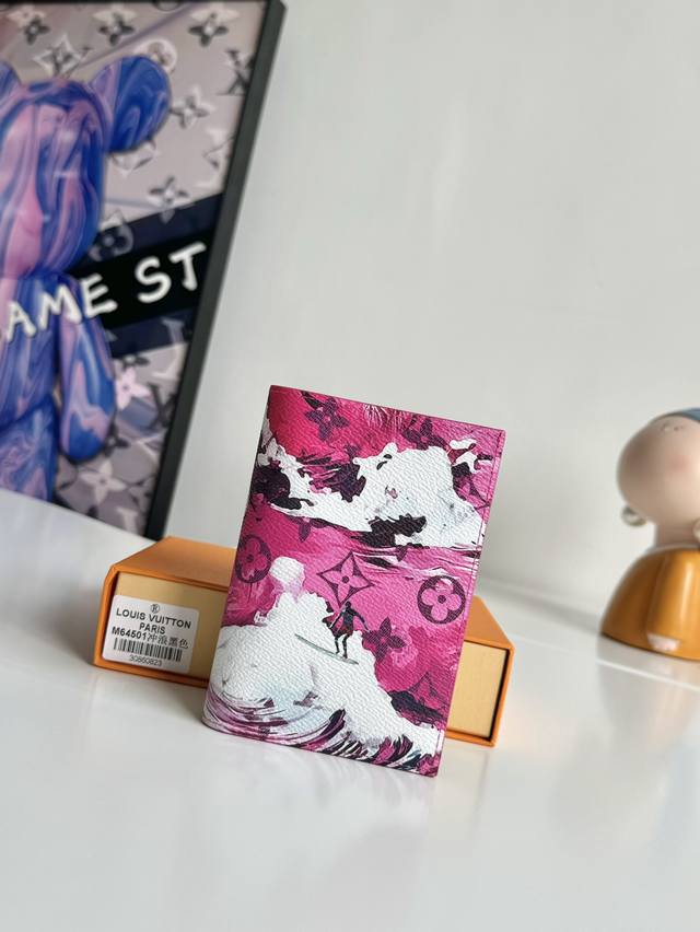 工厂P价 海外原单M64501 冲浪系列黑色独家实拍！本款护照套取材 Monogram Surfin’ 涂层帆布，以缤纷热带印花交叠繁复图案，洋溢浓郁夏日气息。