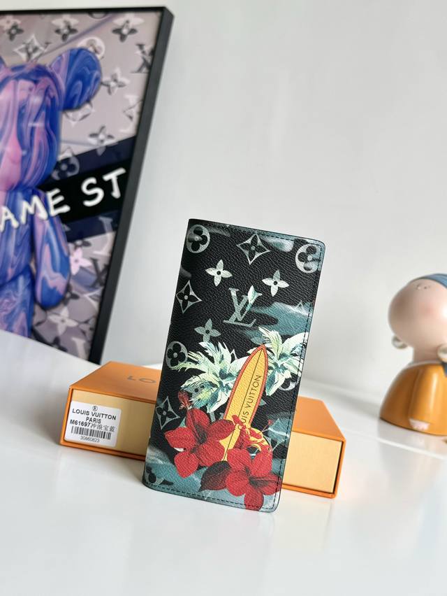 工厂P价 海外原单M61697 冲浪系列宝蓝独家实拍！取材 Monogram Surfin’ 涂层帆布，以缤纷热带印花交叠繁复图案，洋溢浓郁夏日气息。此款风格硬