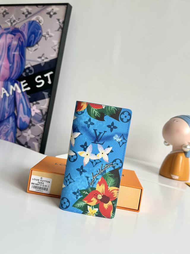 工厂P价 海外原单M61697 冲浪系列艳兰独家实拍！取材 Monogram Surfin’ 涂层帆布，以缤纷热带印花交叠繁复图案，洋溢浓郁夏日气息。此款风格硬