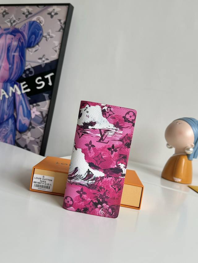 工厂P价 海外原单M61697 冲浪系列黑色独家实拍！取材 Monogram Surfin’ 涂层帆布，以缤纷热带印花交叠繁复图案，洋溢浓郁夏日气息。此款风格硬