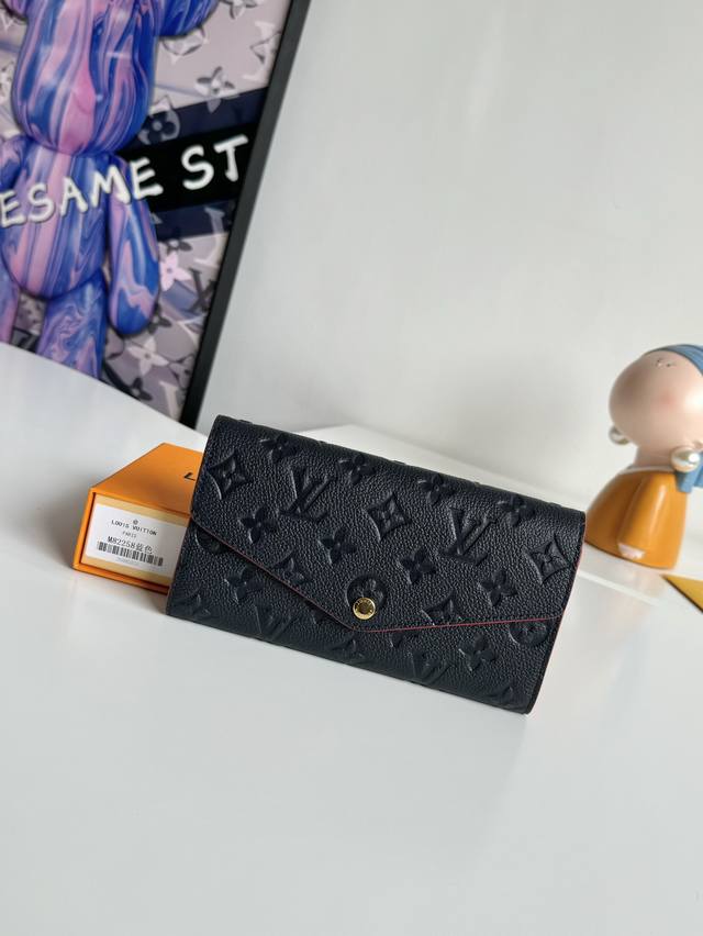 工厂P价 海外原单M82258独家实拍！本款 Sarah 钱夹为 Monogram Empreinte 皮革压印经典 Monogram 图案，以信封式翻盖开启信