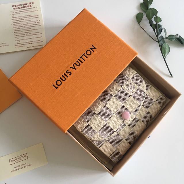 M41939白格粉 海外顶级原单，本产品附带二维码可链接官网售价， 小巧玲珑却极为实用，此款多彩信封式零钱包是现代女性都市生活中的完美伴侣。身材小巧，轻松收入包