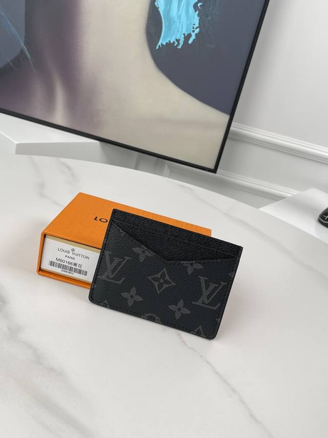工厂P价 海外原单M60166黑花独家实拍！以 Monogram Macassar 帆布制成的 Neo 卡包是携带重要卡片的首选。皮革饰边使路易威登经典图案更加