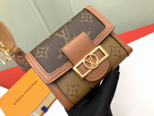 工厂P价 顶级原单 M68725 Dauphine 短款钱夹援引经典 Dauphine 手袋的设计，取材 Monogram 帆布与 Monogram Rever
