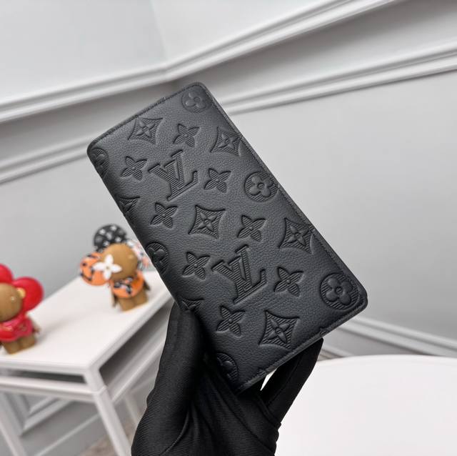 工厂P价 全头层皮 顶级原单 M62900优雅的外观设计搭配黑色Monogram Shadow小牛皮，此款十分柔软的Brazza钱夹饰有浅浅的标志性Monogr