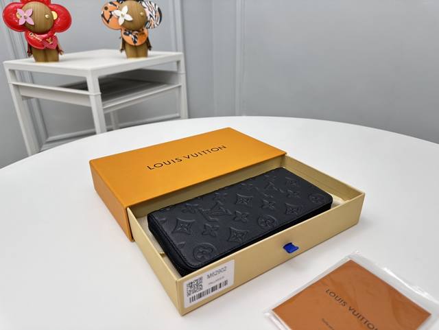 工厂P价 全头层皮 顶级原单 M62902注重优雅感与安全性的Zippy拉链竖款钱夹,由柔软的Monogram Shadow小牛皮裁制而成,饰有标志性路易威登M 工厂P价 全头层皮 顶级原单 M62902注重优雅感与安全性的Zippy拉链竖款钱夹,由柔软的Monogram Shadow小牛皮裁制而成,饰有标志性路易威登M