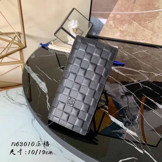 工厂P价 顶级原单 N63010 压格 Brazza 钱夹这款 Brazza 钱夹以非常柔软的 Damier Infini 皮革，以低调的方式诠释了经典的图案。