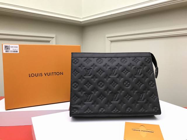 工厂P价 顶级原单 M61692压花由全新标志性黑灰Monogram Eclipse帆布裁制而成，此款风格硬朗的全新Pochette Voyage中号手袋可轻松