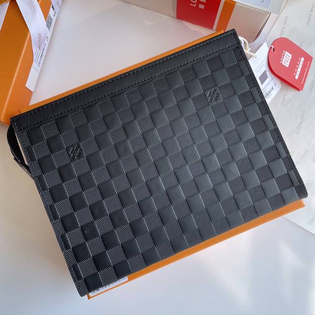 工厂P价 款号N41696 压格 顶级原单 Pochette Voyage 手袋 由全新标志性黑灰Monogram Eclipse帆布裁制而成，此款风格硬朗的全