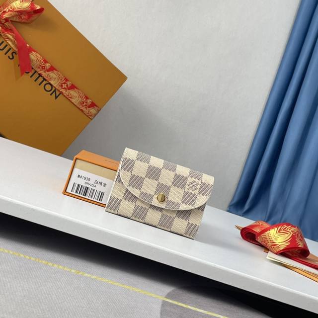 工厂P价 海外原单N41939白格金扣，独家实拍！小巧玲珑却极为实用，此款多彩信封式零钱包是现代女性都市生活中的完美伴侣。身材小巧，轻松收入包袋甚至衣袋之中。尺