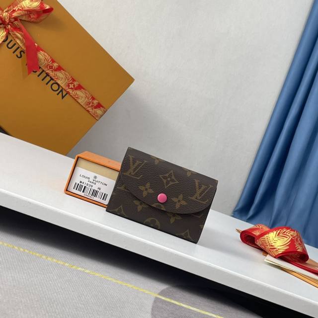 工厂P价 海外原单M41939玫红独家实拍！小巧玲珑却极为实用，此款多彩信封式零钱包是现代女性都市生活中的完美伴侣。身材小巧，轻松收入包袋甚至衣袋之中。尺寸：1