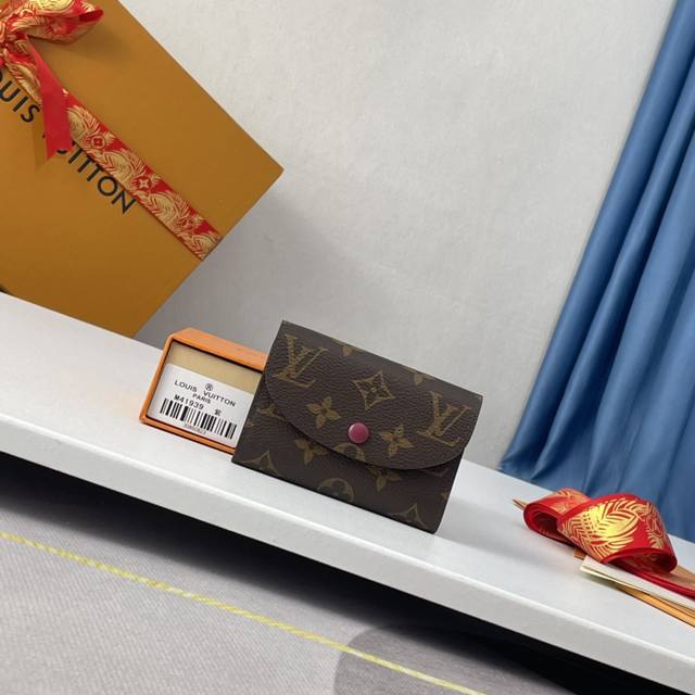 工厂P价 海外原单M41939紫红独家实拍！小巧玲珑却极为实用，此款多彩信封式零钱包是现代女性都市生活中的完美伴侣。身材小巧，轻松收入包袋甚至衣袋之中。尺寸：1