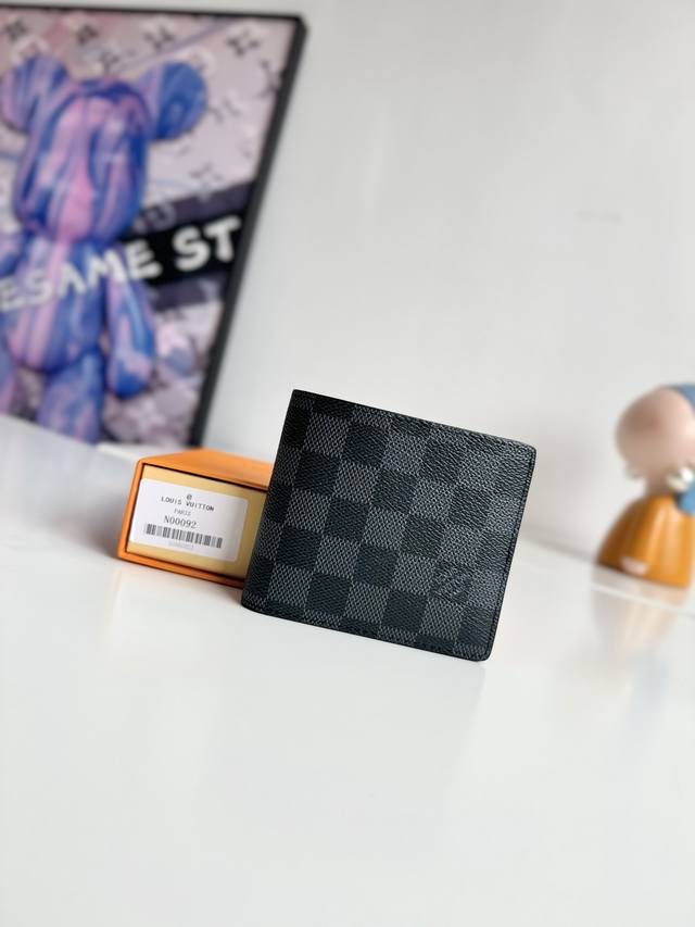 工厂P价 海外原单N00092 N00091独家实拍！Slender Wallet由经典的Damier Graphite涂层帆布制成，内衬蓝色牛皮，为灰色棋盘增