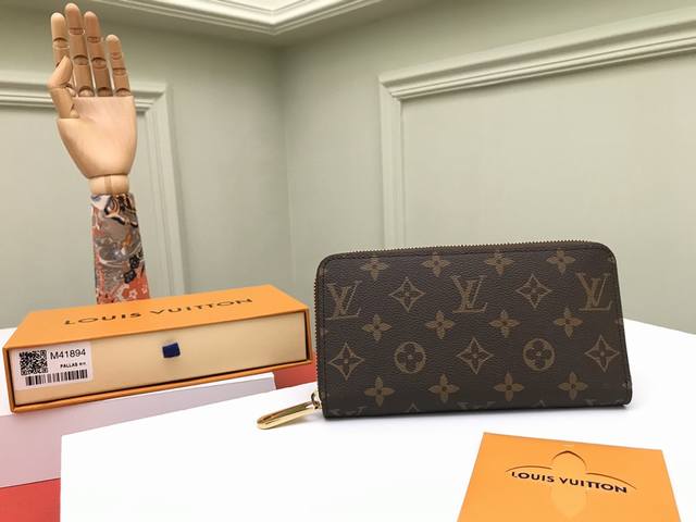 工厂P价 顶级原单 M41894粉色全新升级的Zippy钱夹：此款尤其新版的标志性钱夹新增4个信用卡插槽与彩色皮革内衬。井然有序的功能排布结合简约纯粹的设计风格