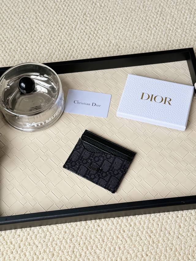 男士 Dior卡夹高雅精致 采用牛皮精心制作 。两侧各设3个卡槽，顶部设有1个卡槽，造型精巧玲珑。款号:Ch164 尺寸:10*8Cm