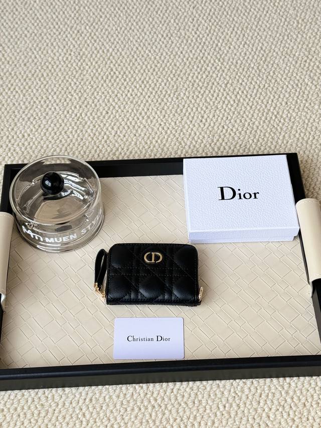 Dior New Caro拉链卡包 我爱了 本来想买个钱包的不料被这个卡包戳中了 大小正合适卡位也足够了 悉尼封城的时候去不了店里Sa会帮你发照片并且发付款链接