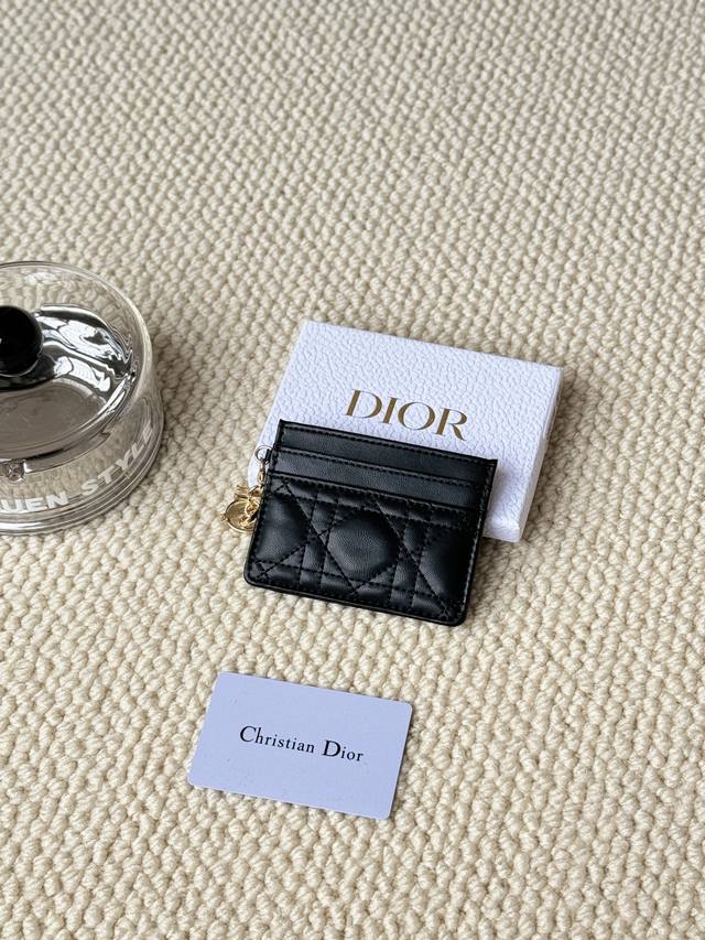 Ladydior 羊皮 编号:S0974Ovrb M81B T Lady Dior 五格卡夹 产品说明:颜色如图 这款Lady Dior 五格卡夹是本季新品,优 Ladydior 羊皮 编号:S0974Ovrb M81B T Lady Dior 五格卡夹 产品说明:颜色如图 这款Lady Dior 五格卡夹是本季新品,优