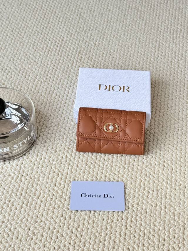 这款 Dio Caro 迷你小珍珠 卡夹优雅实用。采用柔软小羊皮 精心制作,饰以藤格纹缉面线,正面点缀以Cd珍珠 标志提升格调。高雅精致。 30 Montaig 这款 Dio Caro 迷你小珍珠 卡夹优雅实用。采用柔软小羊皮 精心制作,饰以藤格纹缉面线,正面点缀以Cd珍珠 标志提升格调。高雅精致。 30 Montaig