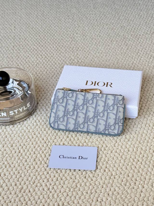 春夏零钱包钥匙包 尺寸:14.5*7.6Cm 型号:S2177Uwhc_M30G 这款 Dior Caro 卡夹优雅实用。采用柔软Cd布料 牛皮 精心制作,高雅 春夏零钱包钥匙包 尺寸:14.5*7.6Cm 型号:S2177Uwhc_M30G 这款 Dior Caro 卡夹优雅实用。采用柔软Cd布料 牛皮 精心制作,高雅