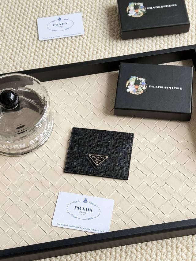 Prada 爆款卡包 男女通用小卡包，黑色，型号1Mc025 三角麦 系列 九个颜色 十字纹牛皮 制作，6个卡位一个中间夹层，可放置多张卡片以及零，尺寸11.2