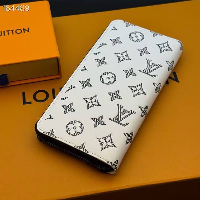 升级版 白字丝印 Zippy Vertical 钱夹取材 Monogram Shadow 压纹印花牛皮革，令全包式拉链构型流露摩登气息。多重卡片夹层、口袋和拉链