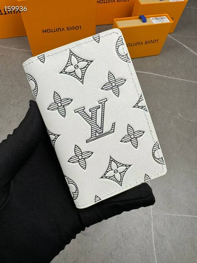 M83378本款口袋钱夹以柔软Monogram Shadow 牛皮革成就紧凑构型，设有卡片夹层，内袋和外袋，可轻松置于多数口袋。Size: 7.5*11.1*1