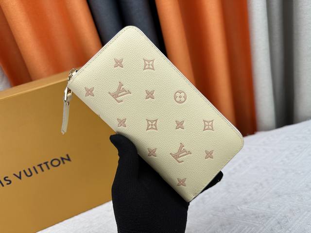 M61864 M60017经典钱夹全新升级！新增四个信用卡槽 造型经典的 Zippy 拉链钱夹以精致而柔软的 Monogram Empreinte 皮革制成 宽