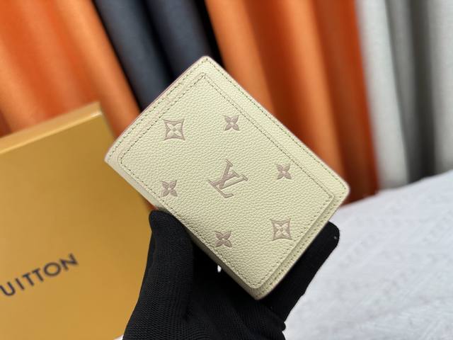 Lv顶级复刻 M80152這款CléA錢包以Monogram Empreinte柔軟粒面牛皮製成，綴以路易威登標誌性的Monogram壓花圖案，設計時尚，精緻小